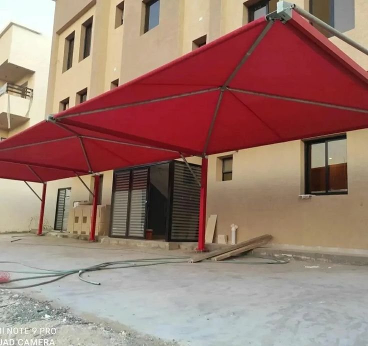 مظلات بولي إيثيلين للسيارات أمام المنزل